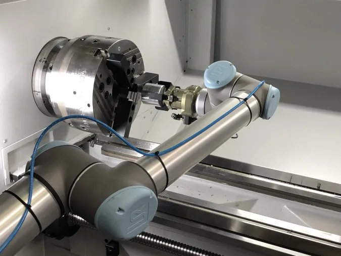 Robot Colaborativo UR10 en Atención de Torno CNC